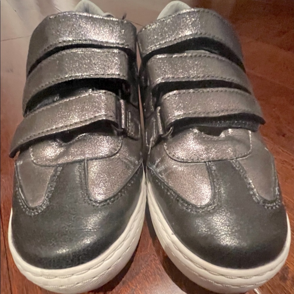 Hoo Little Girls Metallic Colorblock Sneakers
